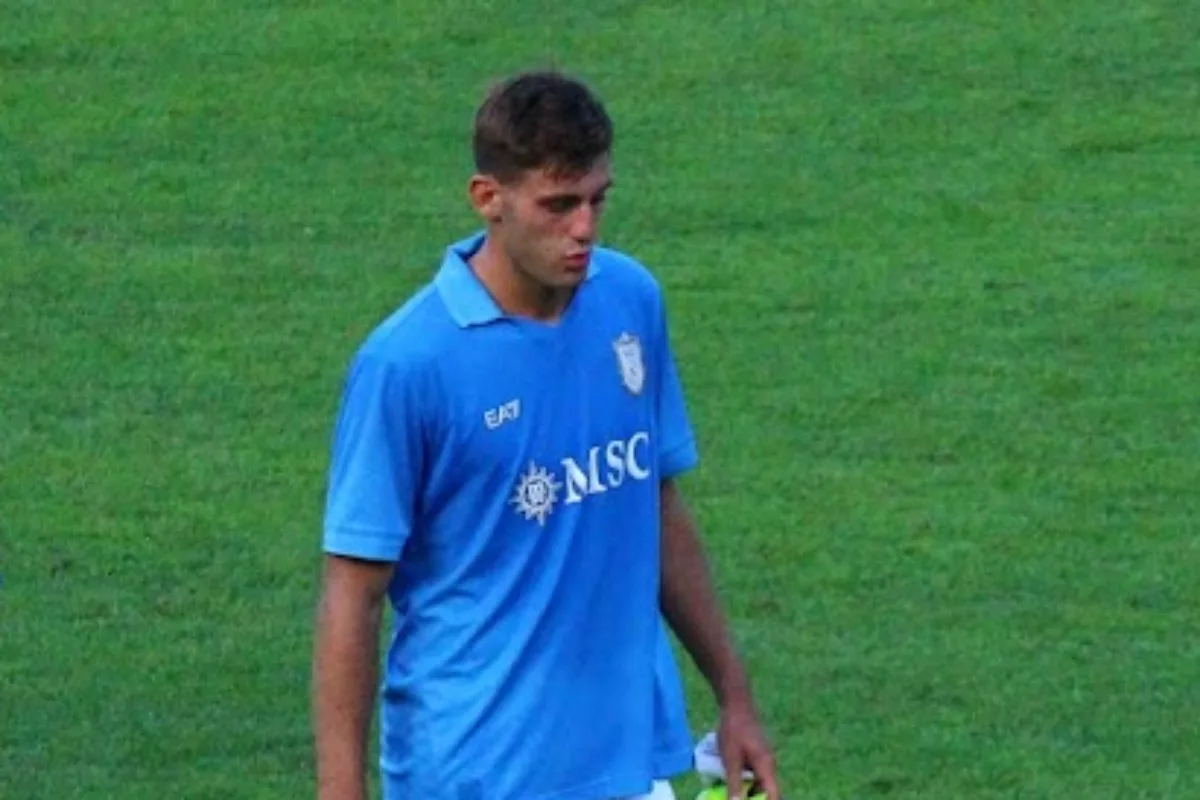 Lucca esce dal campo dopo una partita del Napoli