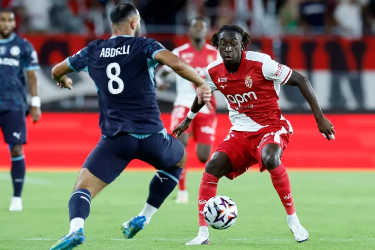 Mamadou Coulibaly in azione con la maglia del Monaco contro un difensore in maglia blu