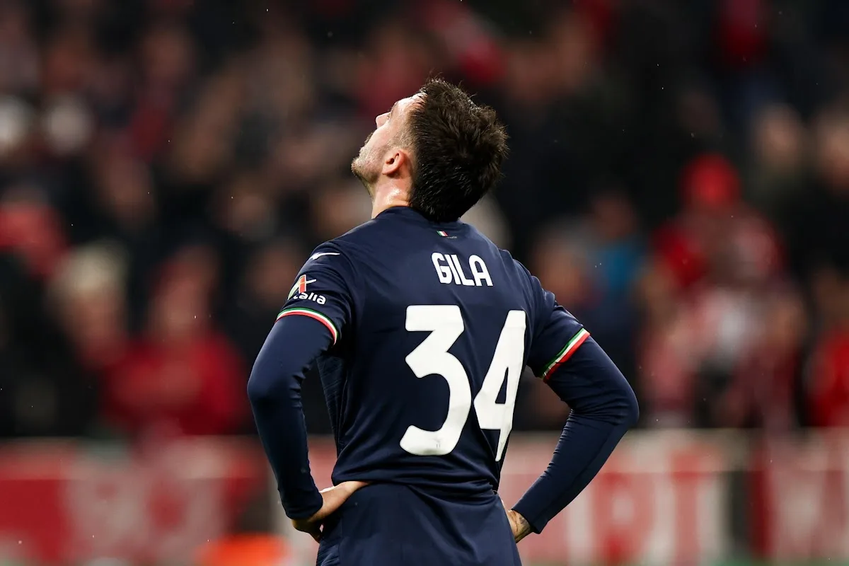 Giallo durante una partita, indossa la maglia numero 34 sulla schiena
