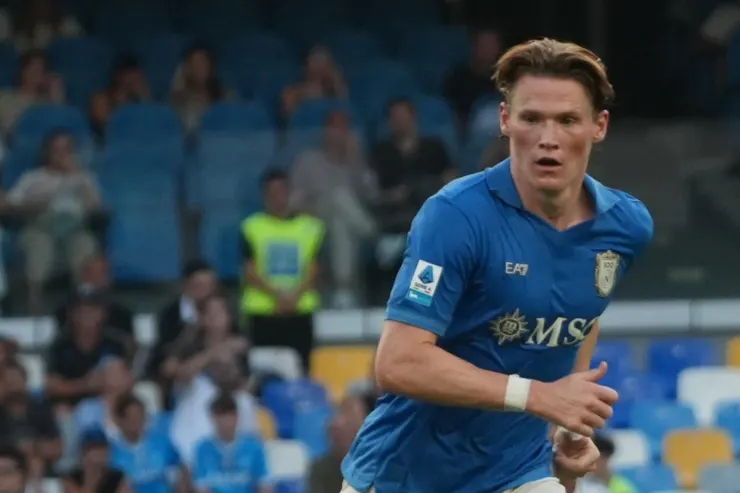 McTominay in azione durante una partita del Napoli, indossa la maglia azzurra con sponsor MSC