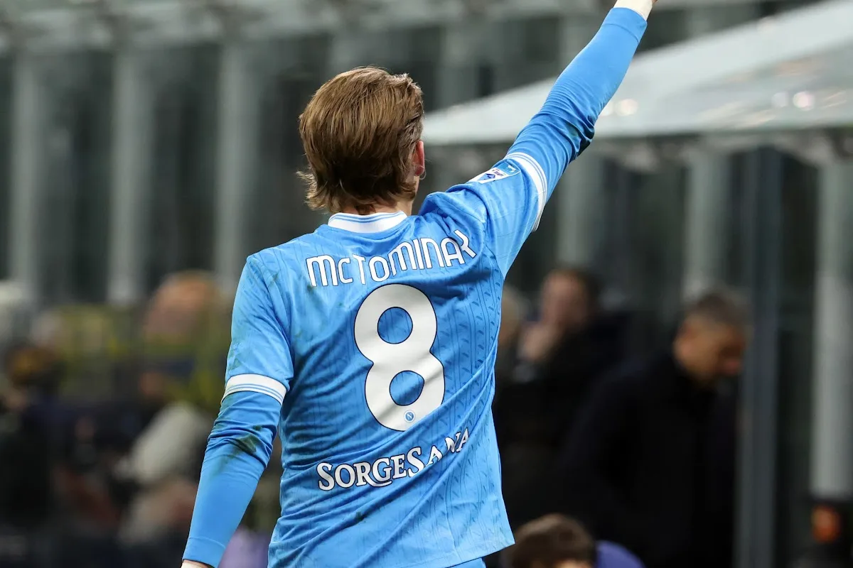 Scott McTominay con la maglia azzurra del Napoli numero 8 esulta alzando il braccio durante una partita