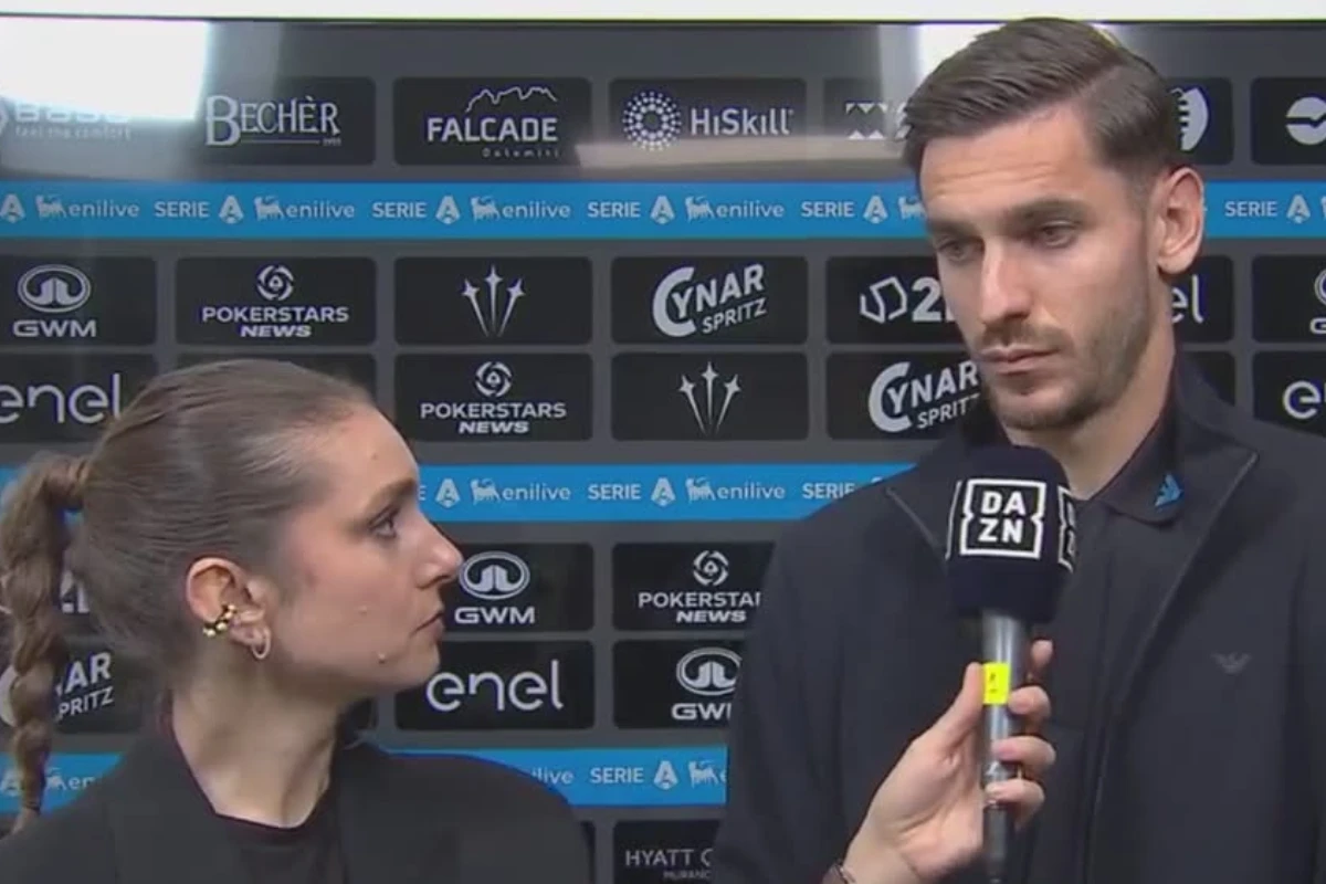 Meret con giacca scura intervistato da una giornalista DAZN a bordo campo, davanti ai pannelli sponsor della Serie A