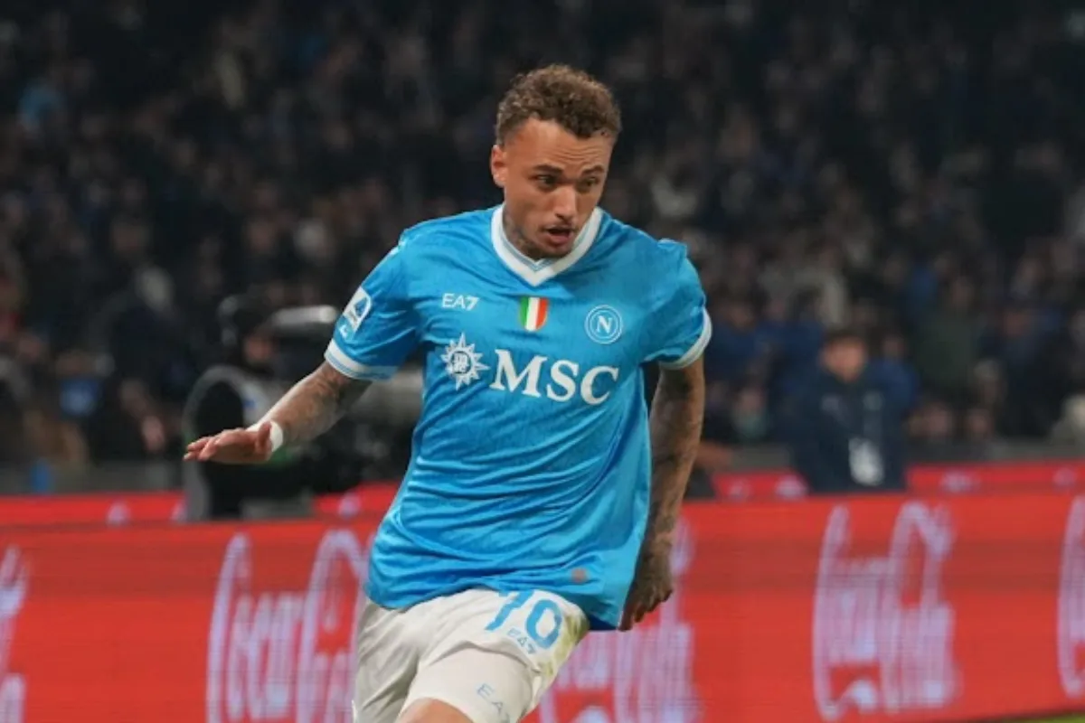 Noa Lang in azione con la maglia azzurra del Napoli durante una partita di Serie A
