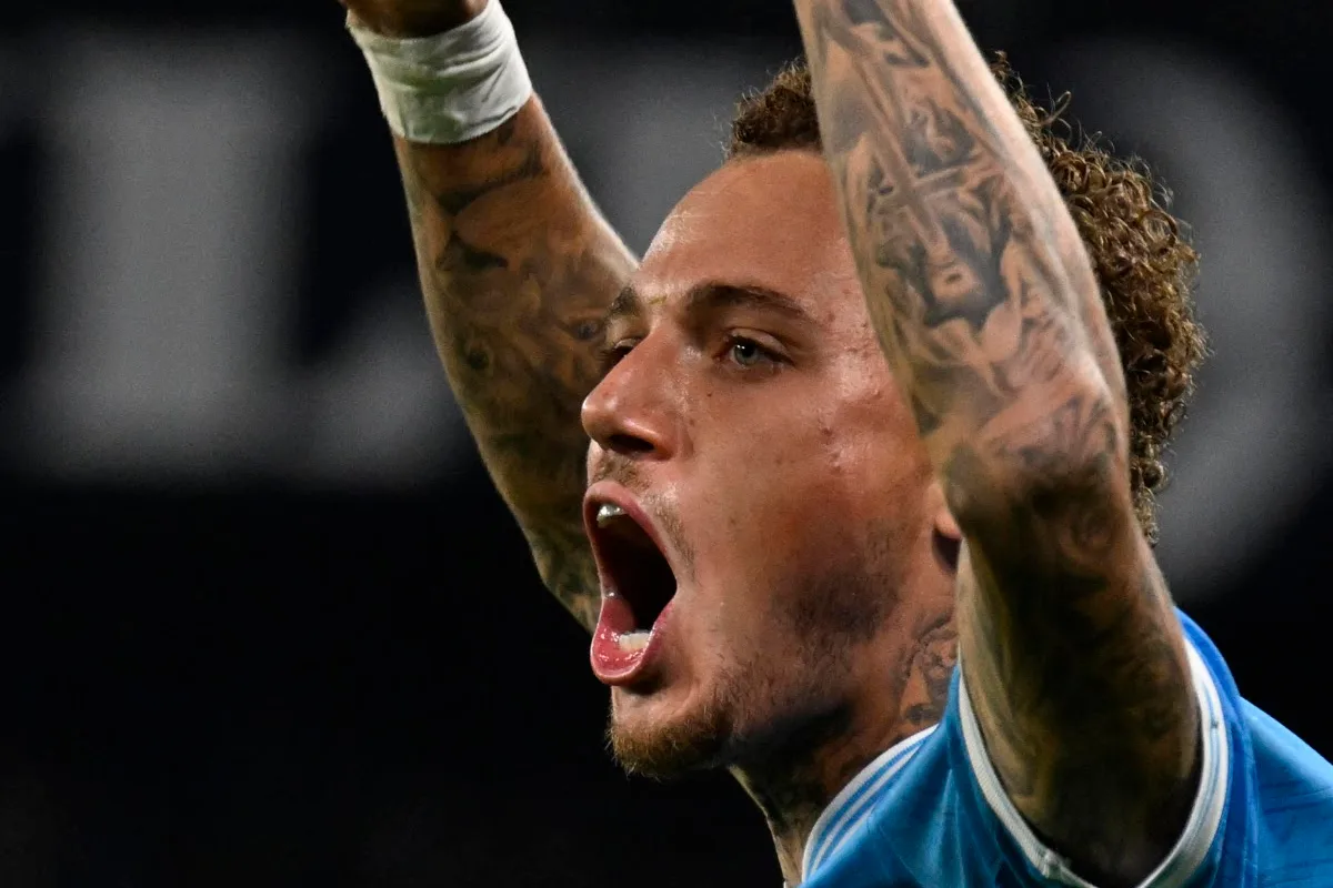 Noa Lang con la maglia azzurra del Napoli, braccio tatuato alzato e volto urlante in primo piano