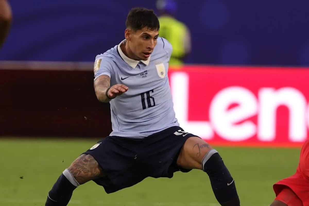 Giocatore numero 16 della nazionale uruguaiana in azione durante una partita internazionale
