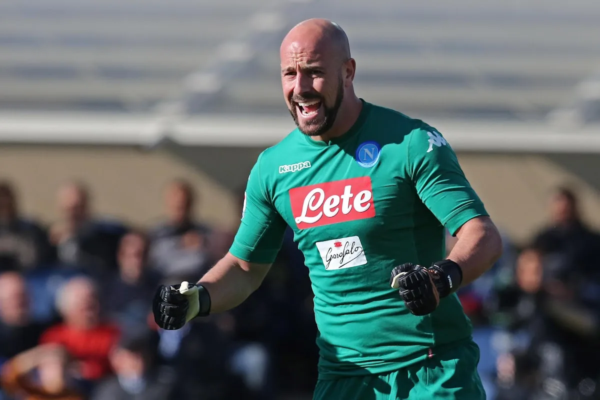 Portiere con maglia verde del Napoli, sponsor Lete e Kappa, esulta con il pugno chiuso in campo