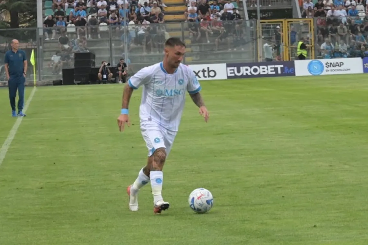 Matteo Politano con maglia azzurra del Napoli controlla il pallone durante l'allenamento allo stadio