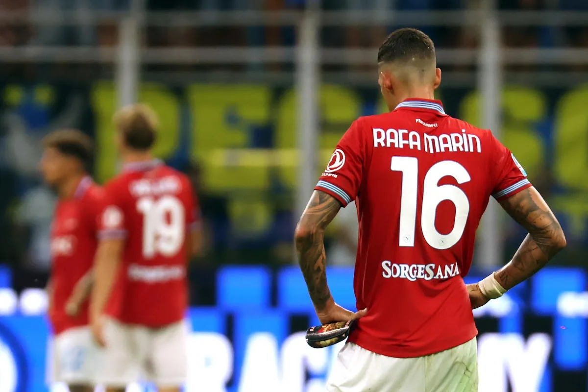 Rafa Marín di spalle con la maglia rossa del Napoli numero 16 durante una partita