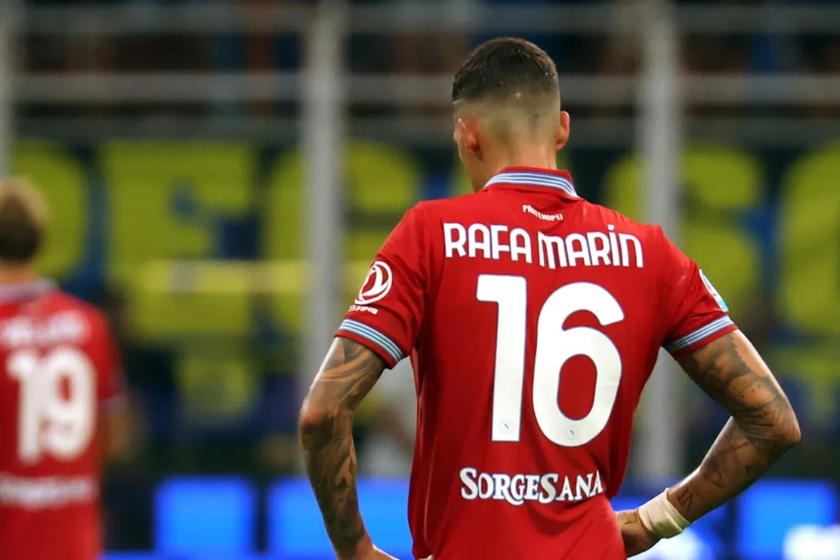 Rafa Marín di spalle con la maglia rossa del Napoli numero 16 durante una partita di calcio
