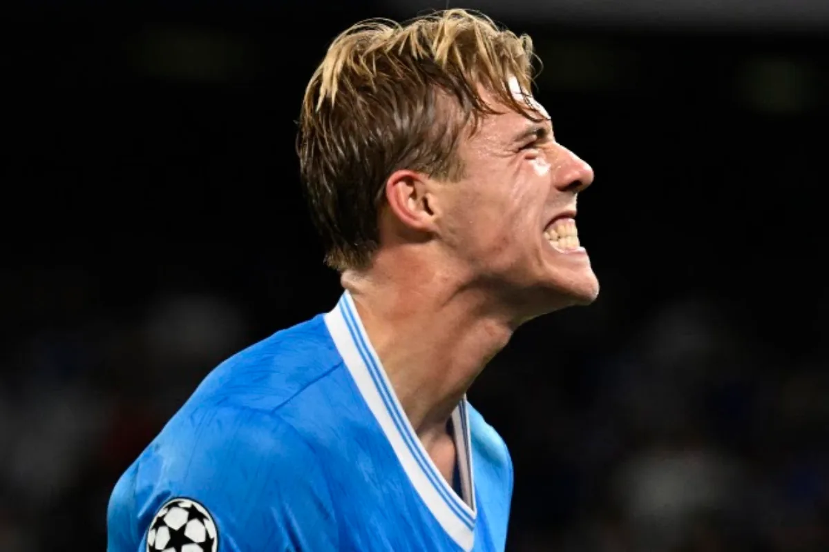 Rasmus Hojlund con la maglia azzurra del Napoli e il badge Champions League sulla manica, espressione intensa mentre esulta