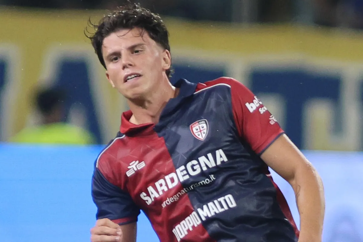 Romano del Cagliari con sponsor Sardegna, in campo durante una partita
