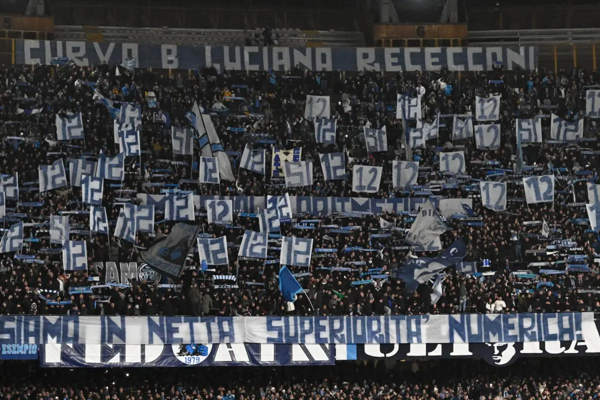 Tifosi del Napoli in Curva B con bandiere azzurre numerate 12 e striscione Curva B Luciano Re Cecconi