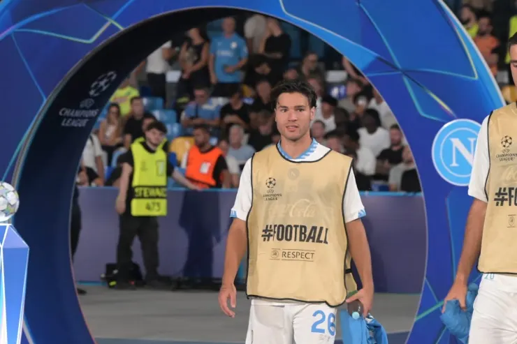 Giocatore del Napoli con pettorina #FOOTBALL RESPECT prima della partita di Champions League