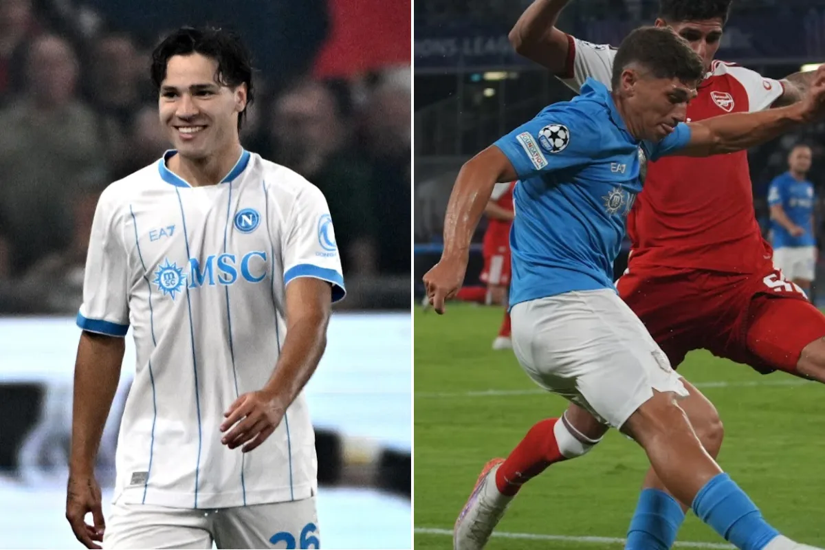 Giocatore del Napoli sorride con maglia bianca numero 26 con sponsor MSC, a sinistra; a destra un giocatore azzurro contrasta