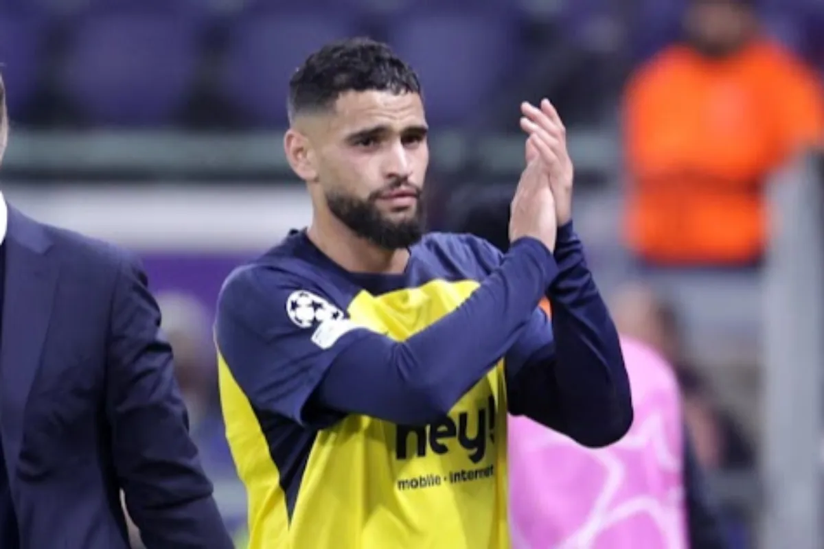 Zorgane in maglia gialla e blu con logo mentre applaude, foto collegata all'articolo